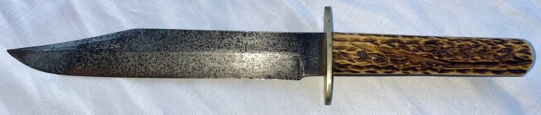19TH C. ENGLISH BOWIE KNIFE MADE BY JONATHAN CROOKES, SHEFFIELD: 19TH C. (MID - LATE 1800'S) ENGLISH BOWIE KNIFE WITH STAG GRIP (HANDLE) MADE BY JONATHAN CROOKES, SHEFFIELD, WITH THE "HEART AND PISTOL" MARK WHICH WAS REGISTERED IN 1780, CROOKES PRODUCED KNIVES FOR 
