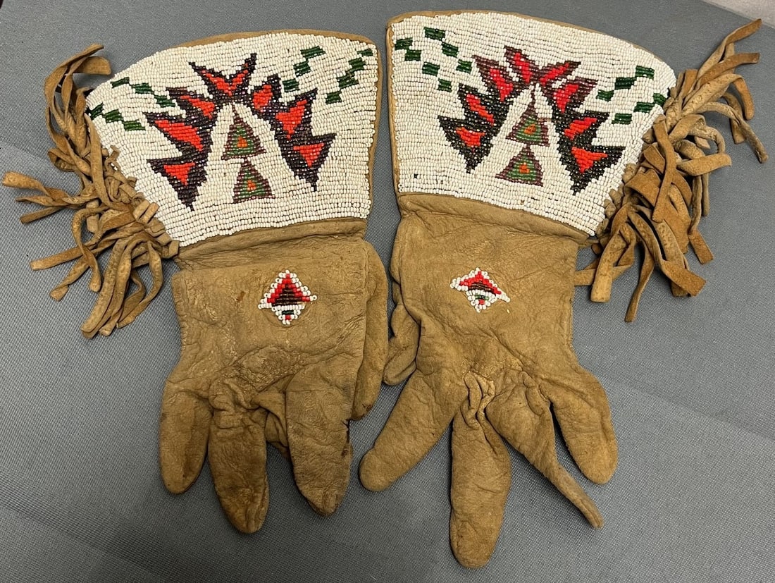 Antique Native American Beaded Leather Gauntlet Gloves – Early 20th Century Sioux / Plateau Style: Antique Native American Beaded Leather Gauntlet Gloves – Early 20th Century Sioux / Plateau Style, This is a beautiful early pair of hand-crafted Native American beaded leather gauntlet gloves, dati