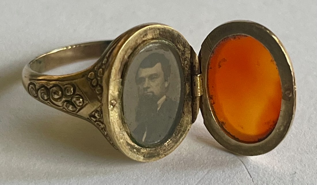 Victorian 14K Gold Carnelian Hinged Locket/Photo Signet Ring, c. 1870–1900, 5.04 grams: Victorian 14K Gold Carnelian Hinged Locket/Photo Signet Ring, c. 1870–1900, Size 8, 5.04 grams, Rare Victorian era 14K yellow gold signet ring set with an oval carnelian hardstone tablet in a raised
