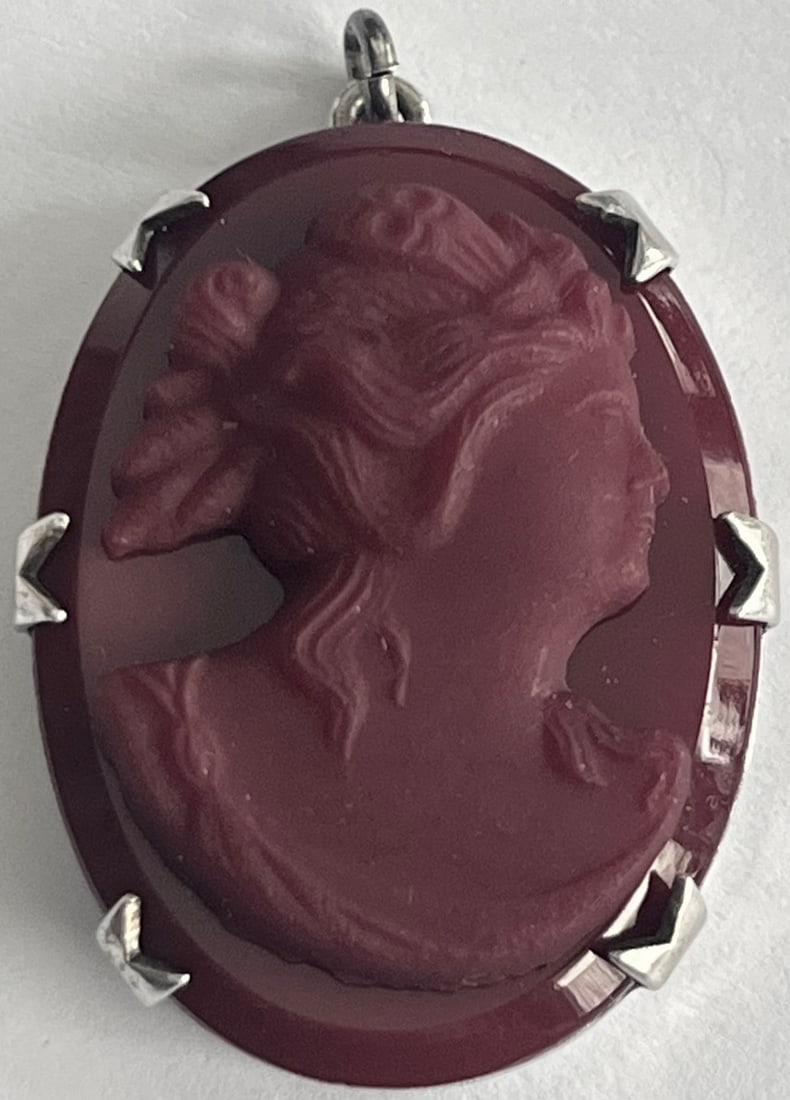 Vintage Carved Red Jasper Cameo Pendant in Sterling Silver Setting, Classical Woman Profile, 8.54: Vintage Carved Red Jasper Cameo Pendant in Sterling Silver Setting, Classical Woman Profile, 8.54 GRAMS, This vintage pendant features a beautifully carved deep red jasper cameo depicting a classical