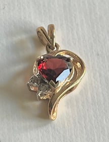 Vintage 10K Gold Heart-Shaped Garnet & Diamond-Accent Pendant – 1.41 GRAMS