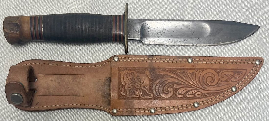 Vintage Marbles Gladstone Michigan USA Fixed Blade Hunting Knife w/ Leather Sheath: Vintage Marbles Gladstone Michigan USA Fixed Blade Hunting Knife w/ Leather Sheath, vintage Marbles fixed blade hunting knife, clearly stamped “MARBLES / GLADSTONE / MICH. U.S.A.” on the blade