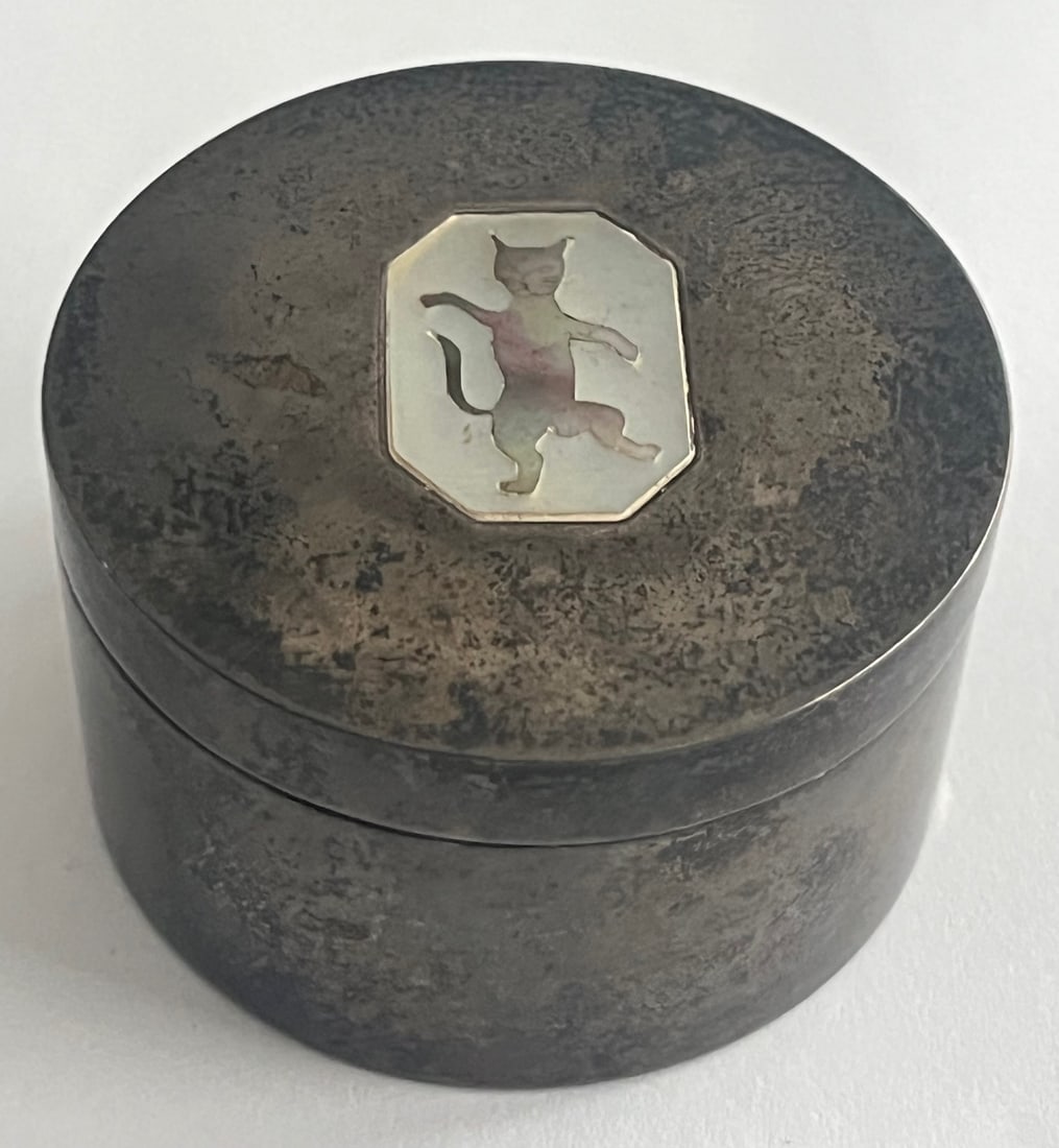Antique Art Deco Sterling Silver Stamp Box, M.O.P. Cartouche & Silver Cat, Gorham Inc, c. 1920s: Antique Art Deco Sterling Silver Stamp Box, M.O.P. Cartouche & Silver Cat, Gorham Inc, c. 1920s, 48.14 GRAMS, measuring approx. 2" in diameter, Antique Art Deco sterling silver stamp box by Gorham Inc