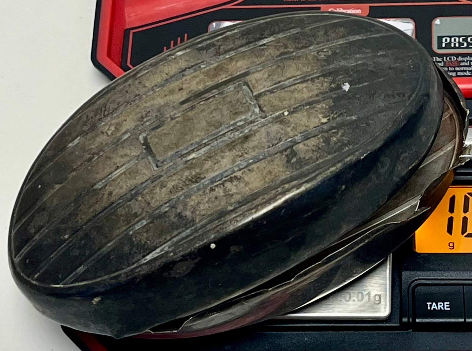 Two International Sterling Silver Dresser Brush Tops – Scrap or Craft – 103.67g / 3.33: Two International Sterling Silver Dresser Brush Tops – Scrap or Craft – 103.67g / 3.33 ozt, Lot of two vintage International Sterling silver dresser or vanity brush tops. Each oval-form top featur