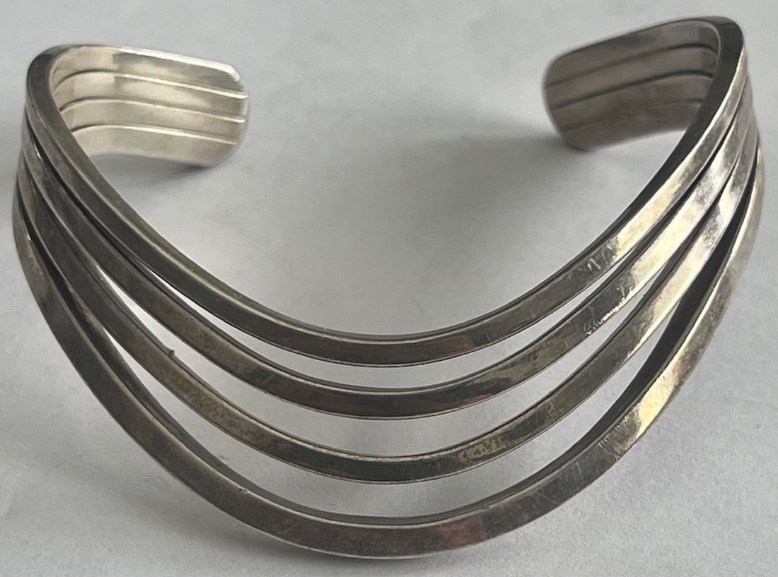 Vintage Modernist Sterling Silver Multi-Band Cuff Bracelet 26.3g: Vintage Modernist Sterling Silver Multi-Band Cuff Bracelet 26.29 GRAMS / 16.9 DWT (PENNY WEIGHT), Vintage modernist sterling silver cuff bracelet featuring a sleek multi-band design. The bracelet is c