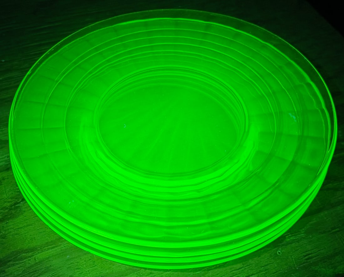 Set of 4 Vintage Uranium Glass Plates – Depression Era Green Vaseline Glass – Glows UV: Set of 4 Vintage Uranium Glass Plates – Depression Era Green Vaseline Glass – Glows UV, Offered is a beautiful set of four vintage uranium glass plates dating to the Depression era (circa 1920s–
