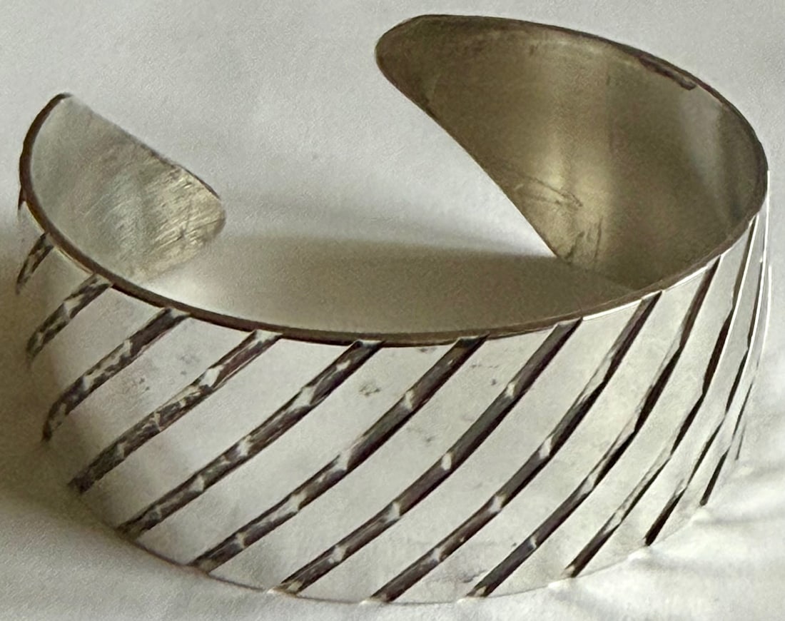 Gorham Sterling Silver Cuff Bracelet No. 409-2 Modernist Diagonal Cut Design 39.36 GRAMS: Gorham Sterling Silver Cuff Bracelet No. 409-2 Modernist Diagonal Cut Design 39.36 GRAMS, 1.265 TROY OZS, 25.3 DWT (PENNY WEIGHT), vintage Gorham sterling silver cuff bracelet featuring a bold moderni