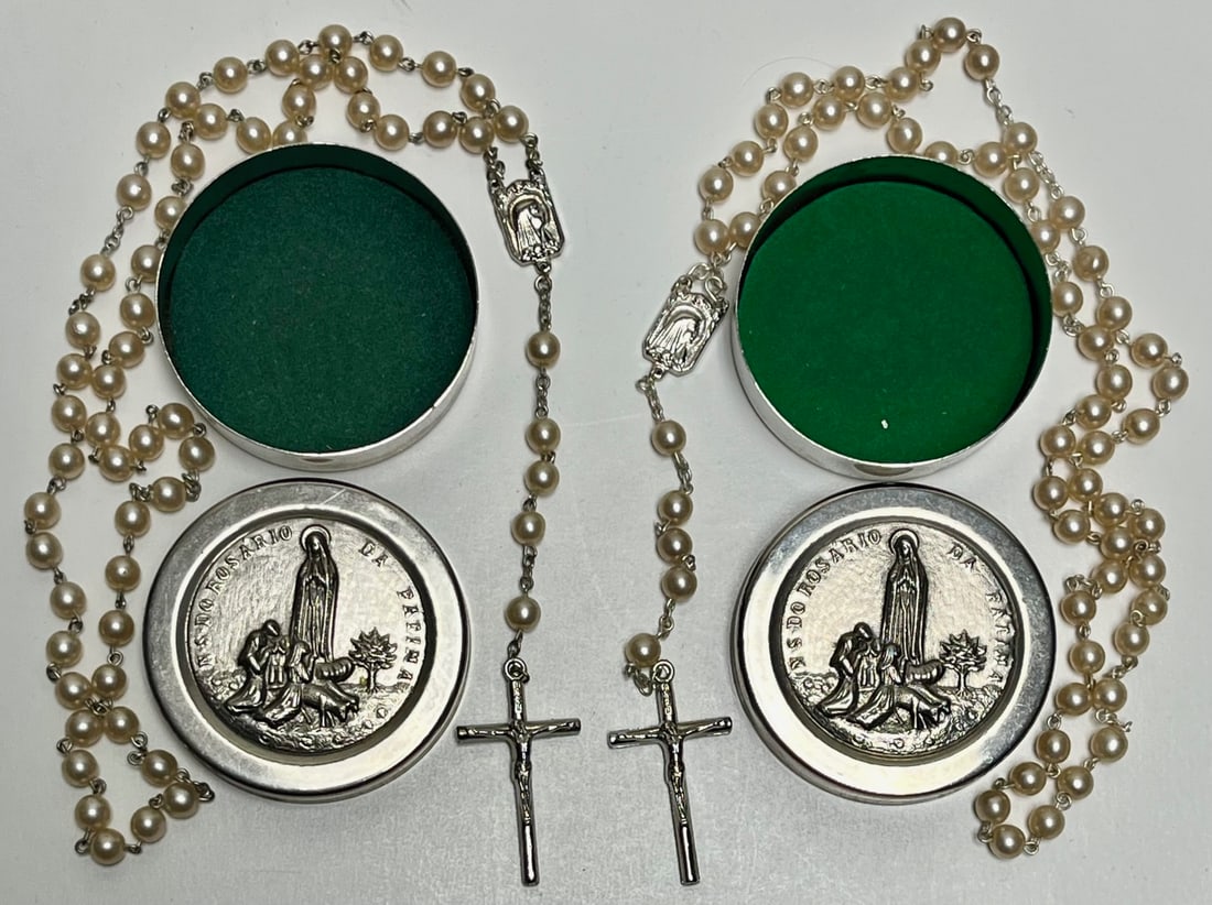 Lot of Two (2) Vintage Catholic Rosary w/ Metal Rosary Cases – Our Lady of Fatima – Faux Pearl: Lot of Two (2) Vintage Catholic Rosary w/ Metal Rosary Cases – Our Lady of Fatima – Faux Pearl Beads, This lot includes two vintage Catholic rosaries, each housed in a matching round metal rosary