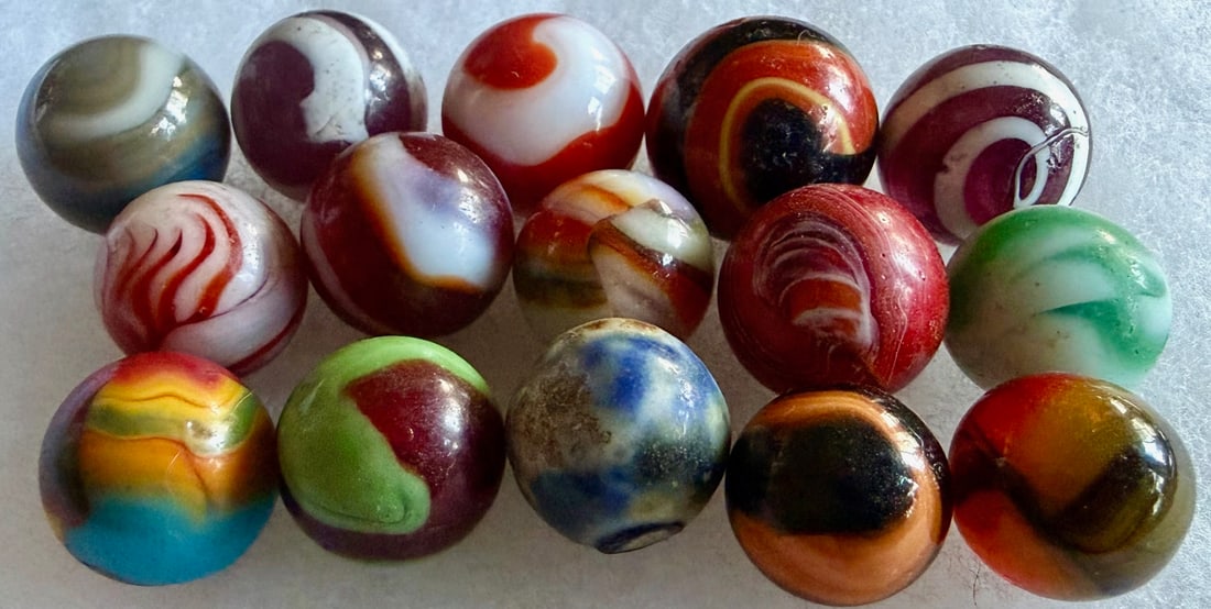 Lot of 15 Vintage Handmade Glass Marbles – Swirl, Slag & Transitional Types – Colorful Group: Nice Lot of 15 Vintage / Antique Handmade & Transitional Glass Marbles – Swirl, Slag & Transitional Types – Colorful Group; Offered here is a striking collection of 15 vintage handmade / transitio