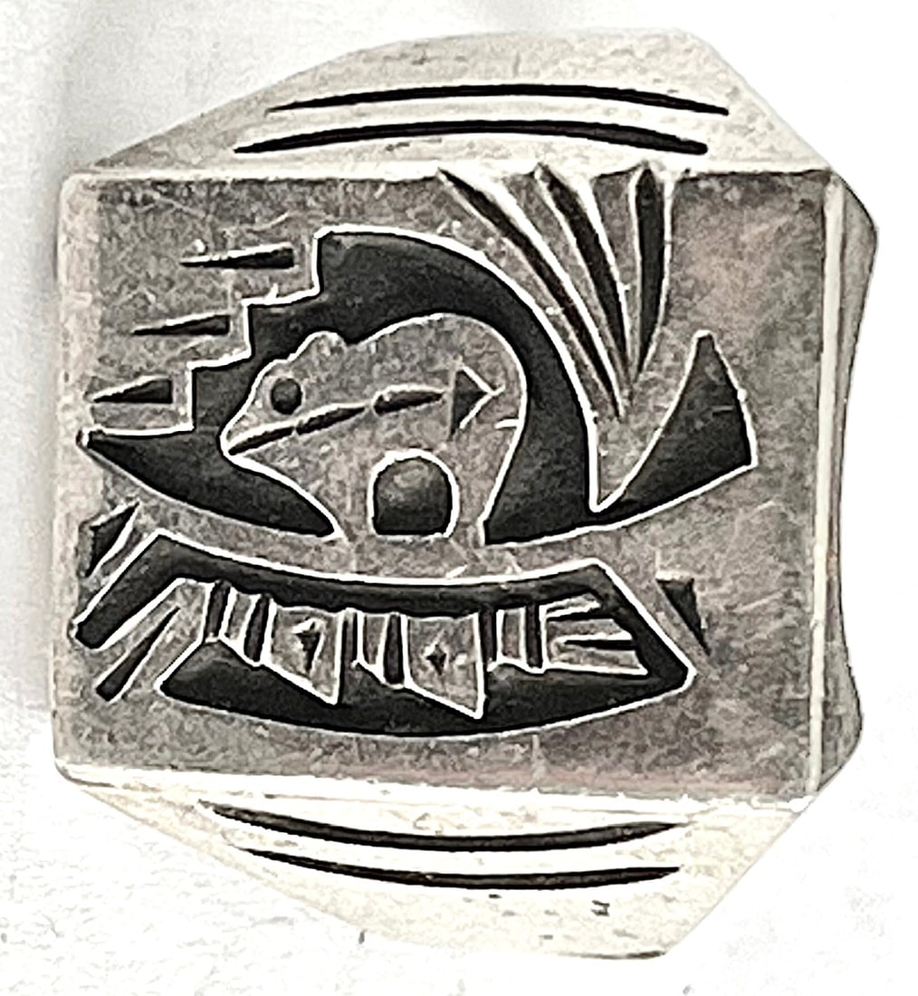 Vintage Native American Sterling Silver Bear / Bear Paw Ring – Heavy 15g Southwest Tribal Design: Vintage Native American Sterling Silver Bear / Bear Paw Ring – Heavy 15.06 GRAMS / 9.68 DWT (PENNY WEIGHT) Southwest Tribal Design, Striking vintage Native American sterling silver ring featuring a