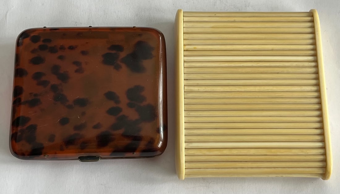 Vintage Faux Tortoiseshell Cigarette Case Together with Ivory Celluloid Ribbed Case – Art Deco Lot: Vintage Faux Tortoiseshell Cigarette Case Together with Ivory Celluloid Ribbed Case – Art Deco Lot, Offered is a vintage two-piece lot including a classic faux tortoiseshell cigarette case and a rib