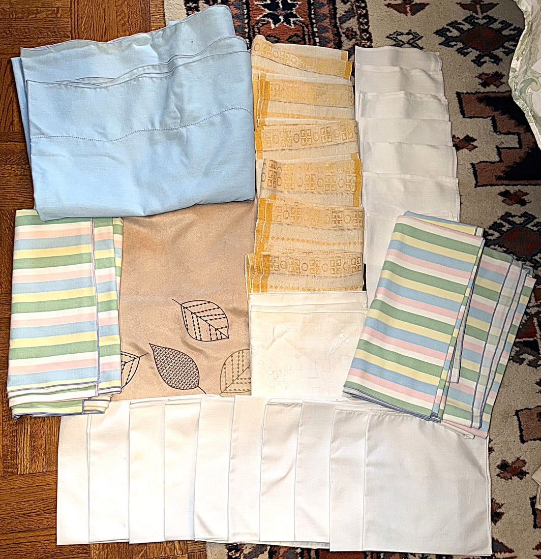 Large Group of Vintage Table Linens, Napkins & Tablecloths (1 of 2)
