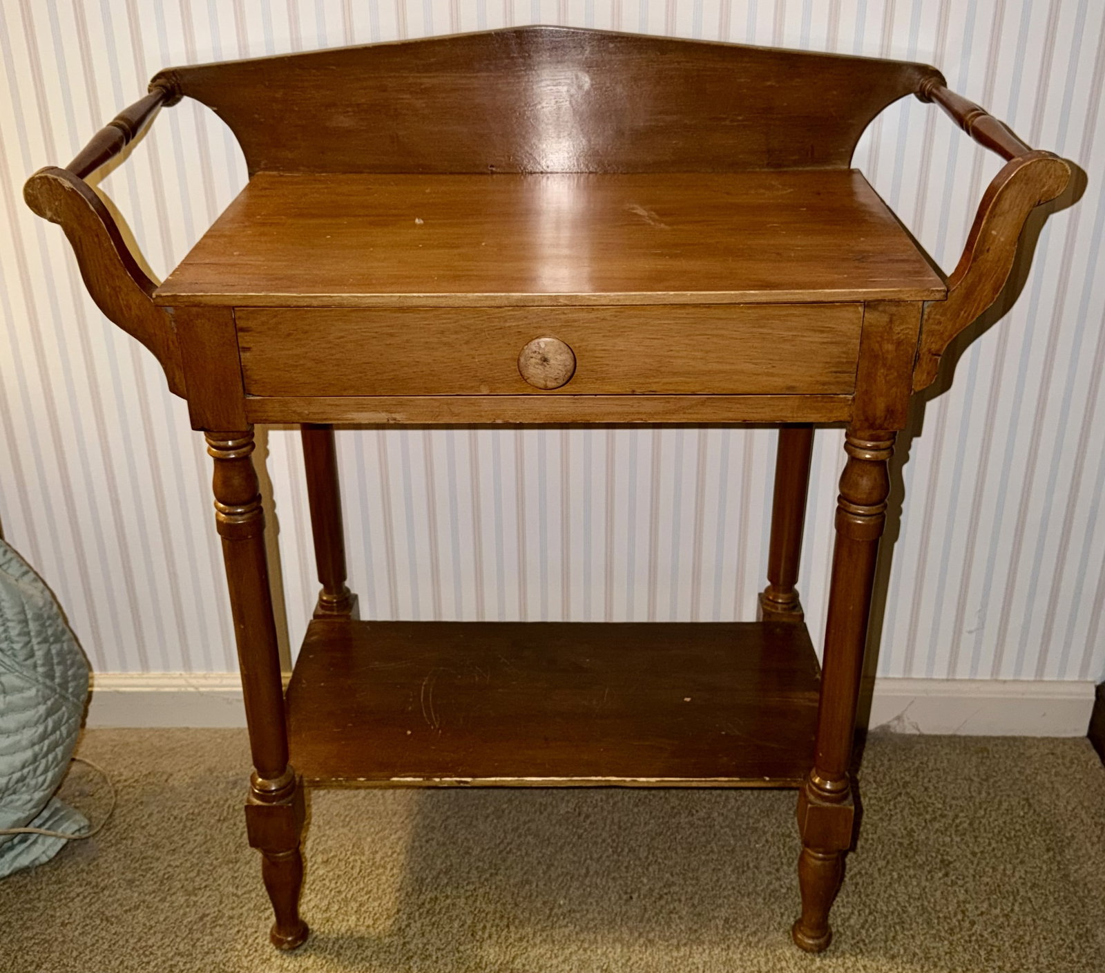 Antique American Sheraton Washstand / Server with Drawer, 19th Century: Antique American Sheraton-style washstand or side table, likely dating to the mid-19th century. Constructed in mixed woods, featuring a shaped gallery back joined to gracefully curved side supports fi