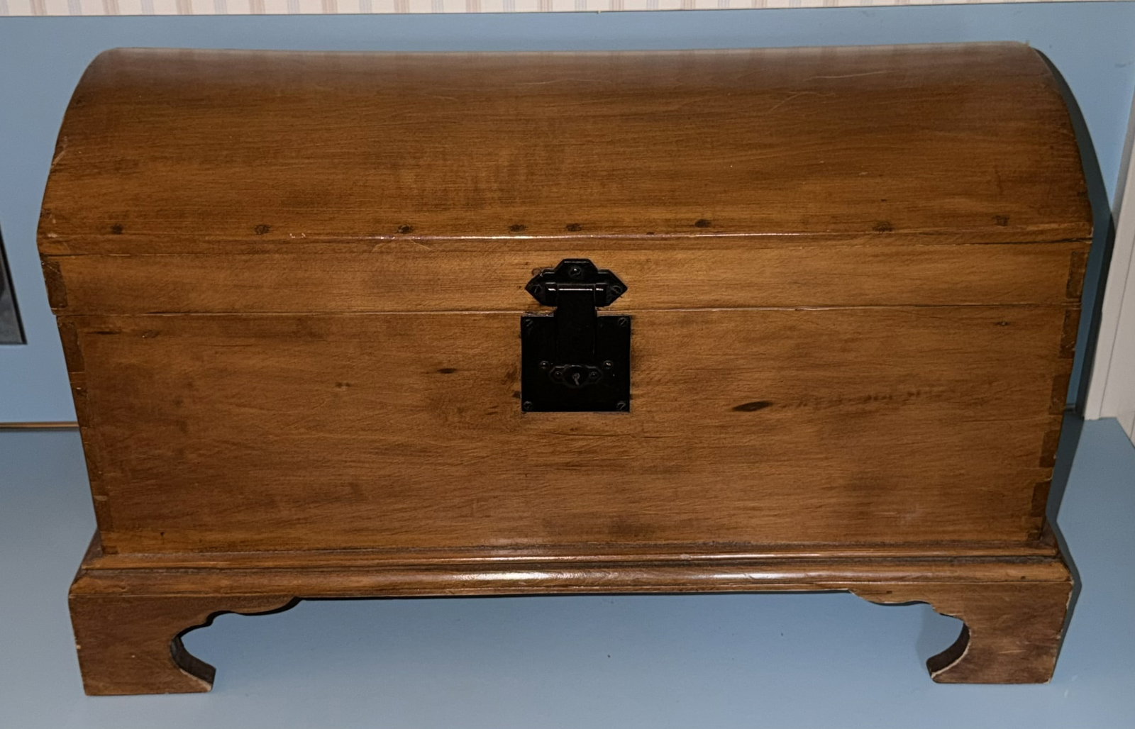 Antique Dovetailed Dome-Top Blanket Chest / Trunk: Antique walnut storage chest featuring a traditional domed or barrel-form lid, dovetailed case construction, molded base and shaped bracket feet. Fitted with dark metal lock hardware and a