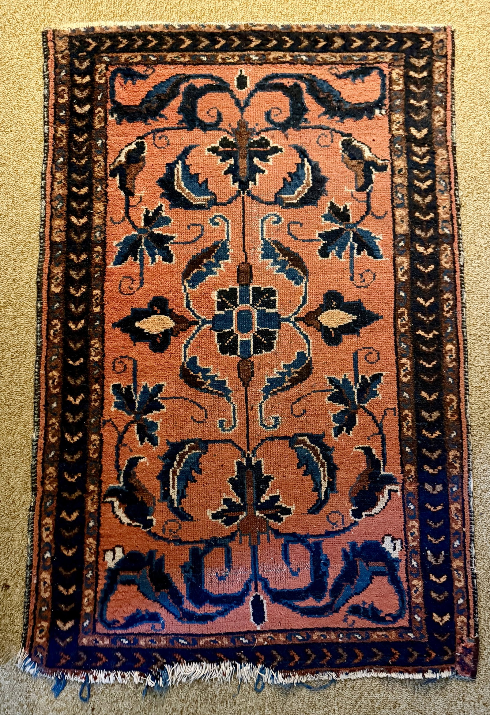 Antique Persian Sarouk Floral Wool Rug, Salmon & Navy: Antique hand-knotted Persian wool rug, likely Sarouk or Sarouk-area, circa 1920s–1940s. Features a salmon/rose field centered by a stylized floral medallion and symmetrical scrolling floral and foli