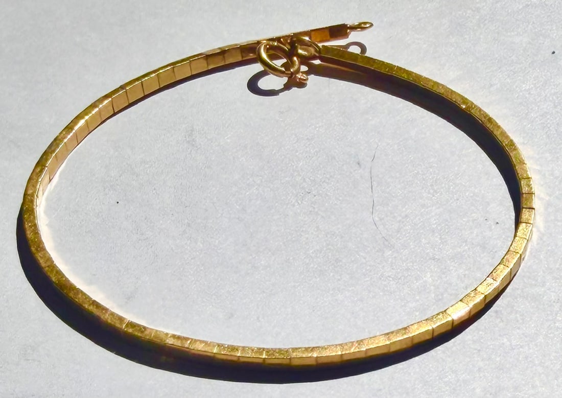 Italian Arezzo 18K Gold Flexible Bracelet, 6.88 Grams: Vintage Italian 18K yellow gold flexible bracelet, constructed with closely articulated rectangular links forming a sleek, supple Omega-style design. Secured by a spring-ring clasp.Hallmarked “750&r