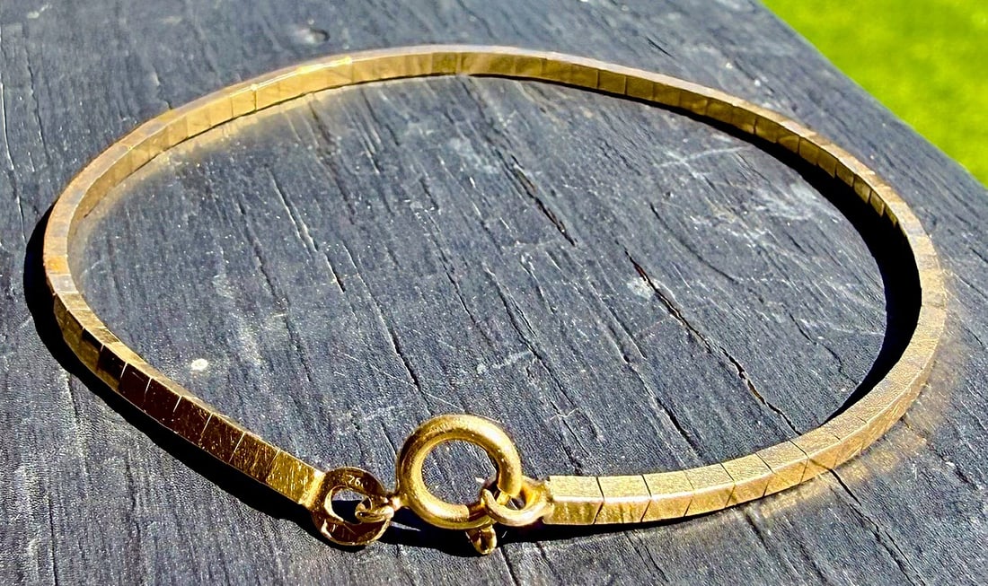 Italian Arezzo 18K Gold Flexible Bracelet, 6.79 Grams: Vintage Italian 18K yellow gold flexible bracelet, constructed with closely articulated rectangular links forming a sleek, supple Omega-style design. Secured by a spring-ring clasp.Hallmarked