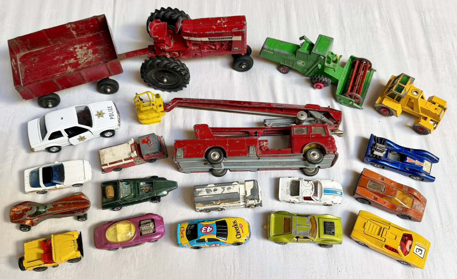 Vintage Die-Cast Toy Vehicle Lot incl. Corgi Major Simon Snorkel Fire Engine, Farm & Matchbox-Type C: assorted collection of vintage die-cast and pressed-metal toy vehicles, primarily mid-to-late 20th century. The highlight is a Corgi Major Toys Simon Snorkel Fire Engine, made in Great Britain, retain