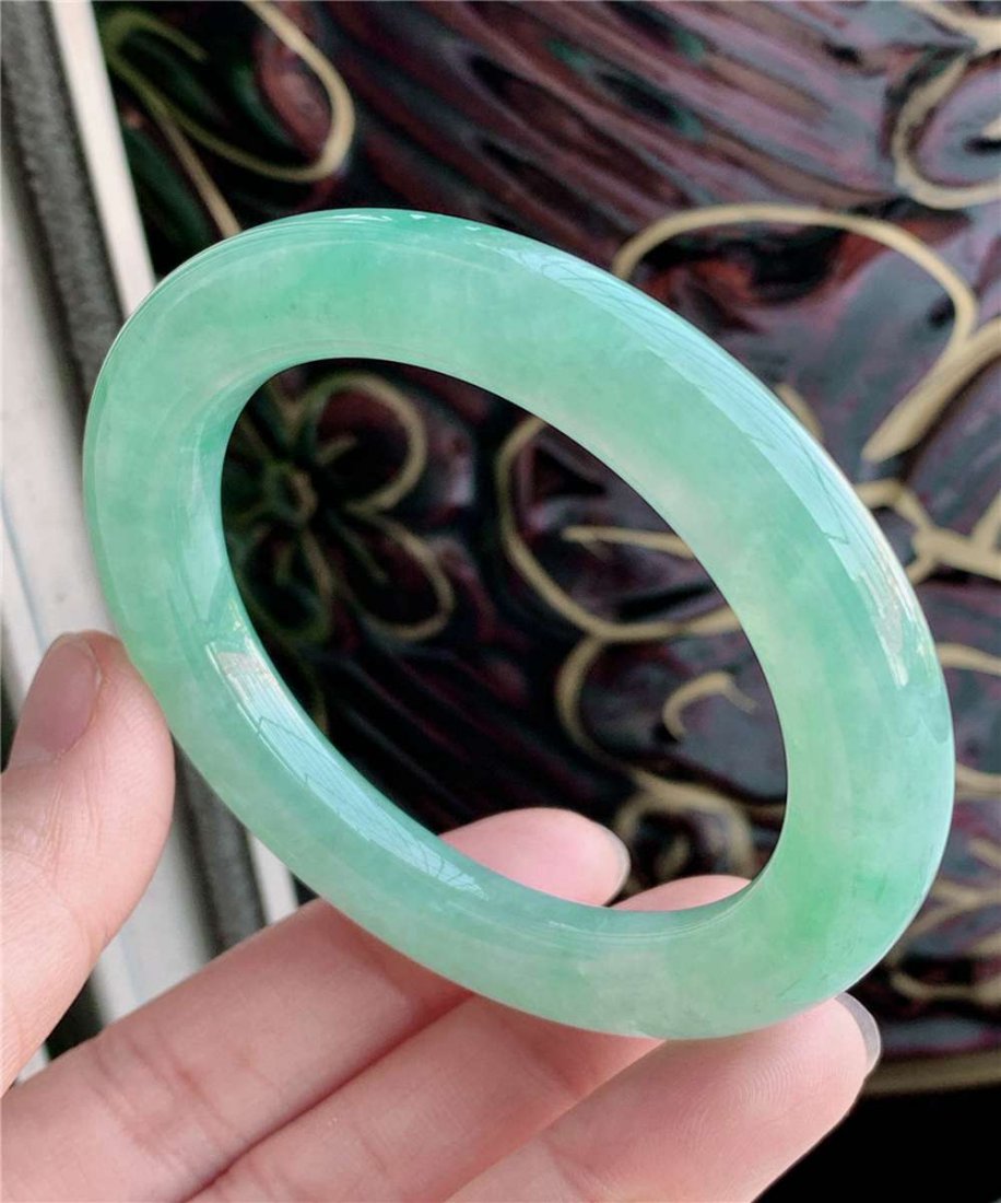 Myanmar natural jade bracelet 55.80g circle mouth 54mm: Myanmar natural jade bracelet 55.80g circle mouth 54mmMaterial A cargo jadeVariety BinguoOrigin MyanmarStyle braceletShape round braceletWeight 55.80gDimensions: Inner diameter 54mm, width 9.8mm, thic