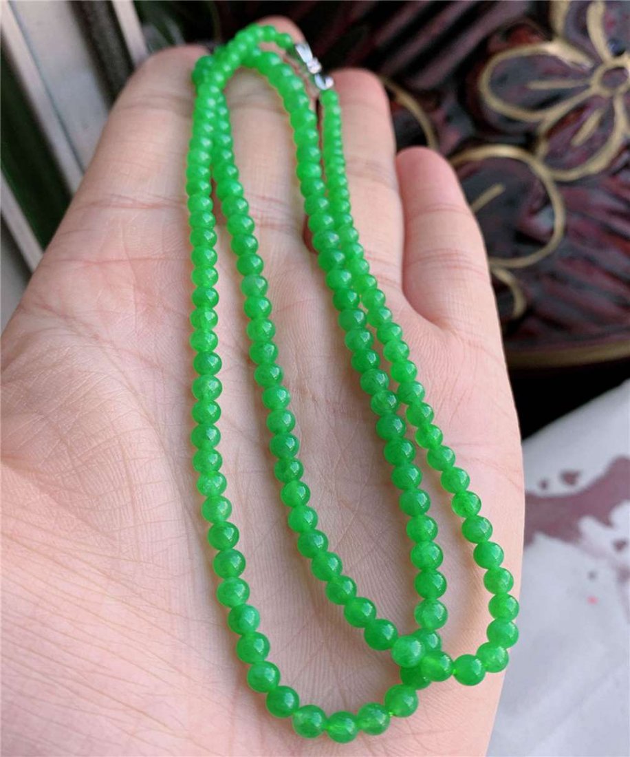 Myanmar Natural Jadeite Necklace 15.61g: Myanmar Natural Jadeite Necklace 15.61gMaterial A cargo jadeVariety BinguoOrigin MyanmarStyle NecklaceNecklaceWeight 15.61gThe size of 140 tablets is 5mm wide and 3.6mm small