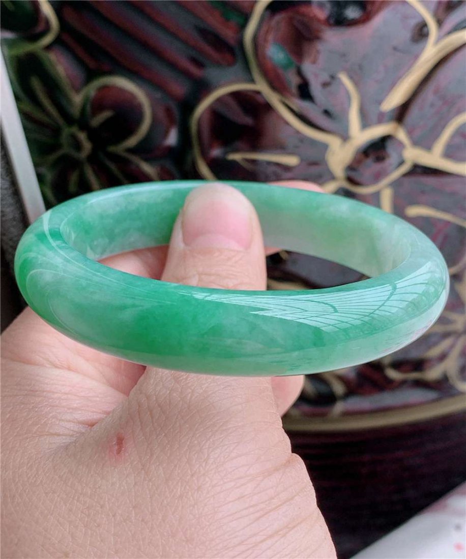 Burmese natural jade bracelet bracelet 57mm 57.78g: Burmese natural jade bracelet bracelet 57mm 57.78gMaterial A cargo jadeVariety BinguoOrigin MyanmarStyle braceletModeling braceletWeight 57.78gDimensions ID 57mm, width 14mm, thickness 8.8mm