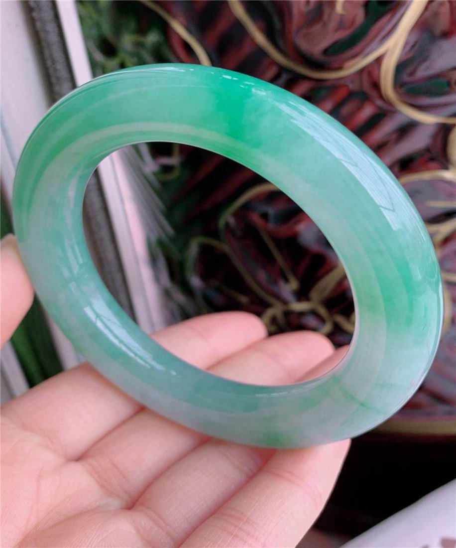 Myanmar natural jade bracelet 92.13g circle mouth 56mm: Myanmar natural jade bracelet 92.13g circle mouth 56mmMaterial A cargo jadeVariety BinguoOrigin MyanmarStyle Bracelet CModeling braceletWeight 92.13gDimensions ID 56.7mm, width 12.6mm, thickness 12.6m