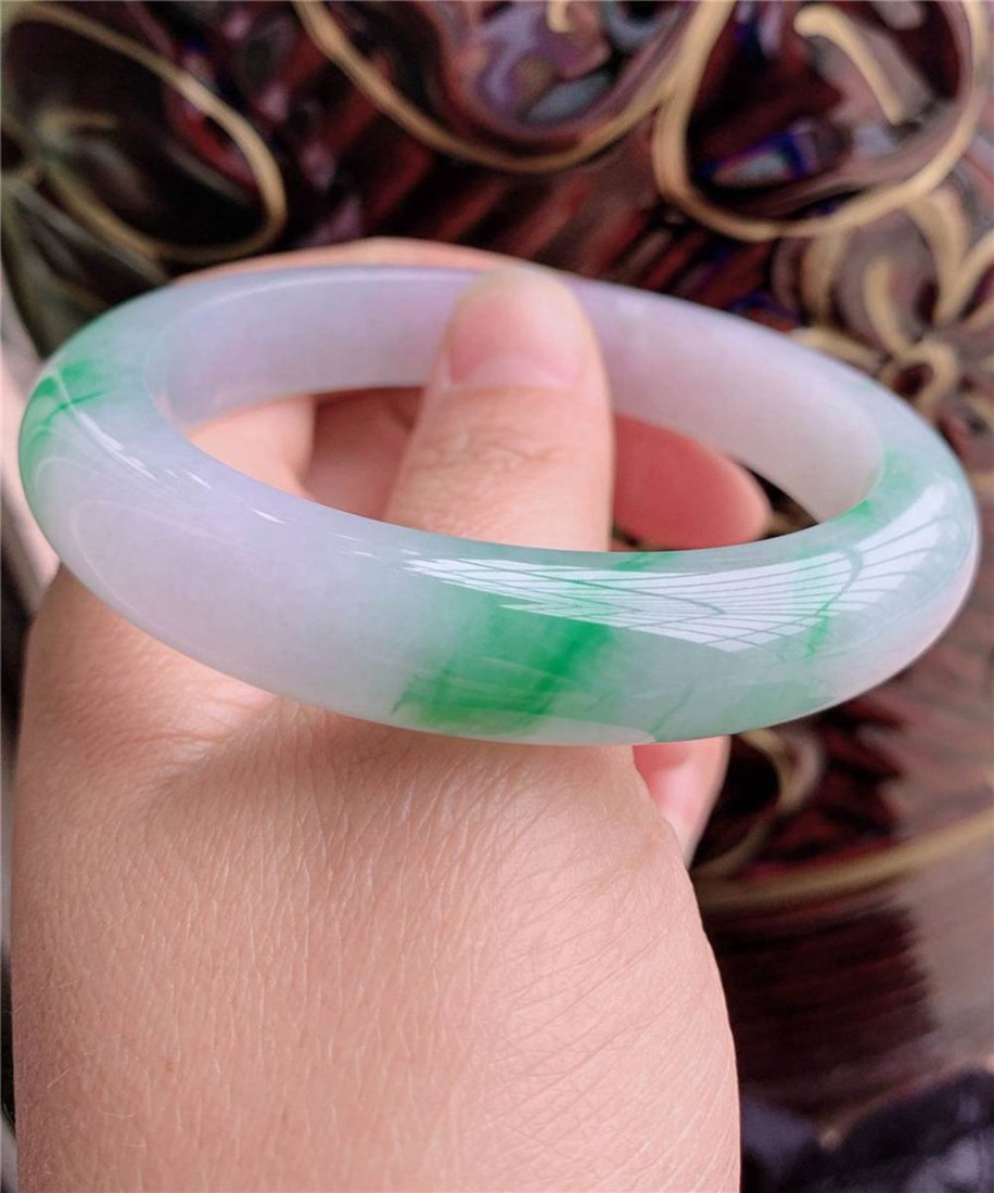 Burmese natural jade bracelet 72.34g circle: Burmese natural jade bracelet 72.34g circle mouth 58.4mmMaterial A cargo jadeVariety BinguoOrigin MyanmarStyle braceletShape bracelet C2.25Weight 72.34gDimensions ID 58.4mm, width 13.5mm, thickness 9.