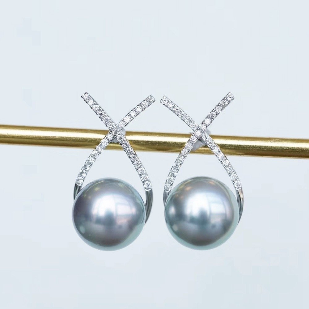 10-11mm Natural Tahitian Stud Earrings 18k Gold Diamond: 10-11mm Natural Tahitian Stud Earrings 18k Gold Diamond InlayMaterial Tahitian Seawater PearlOther materials 18k gold natural diamondSize naked beads about 10-11mmColor temperament grayClarity glare, 