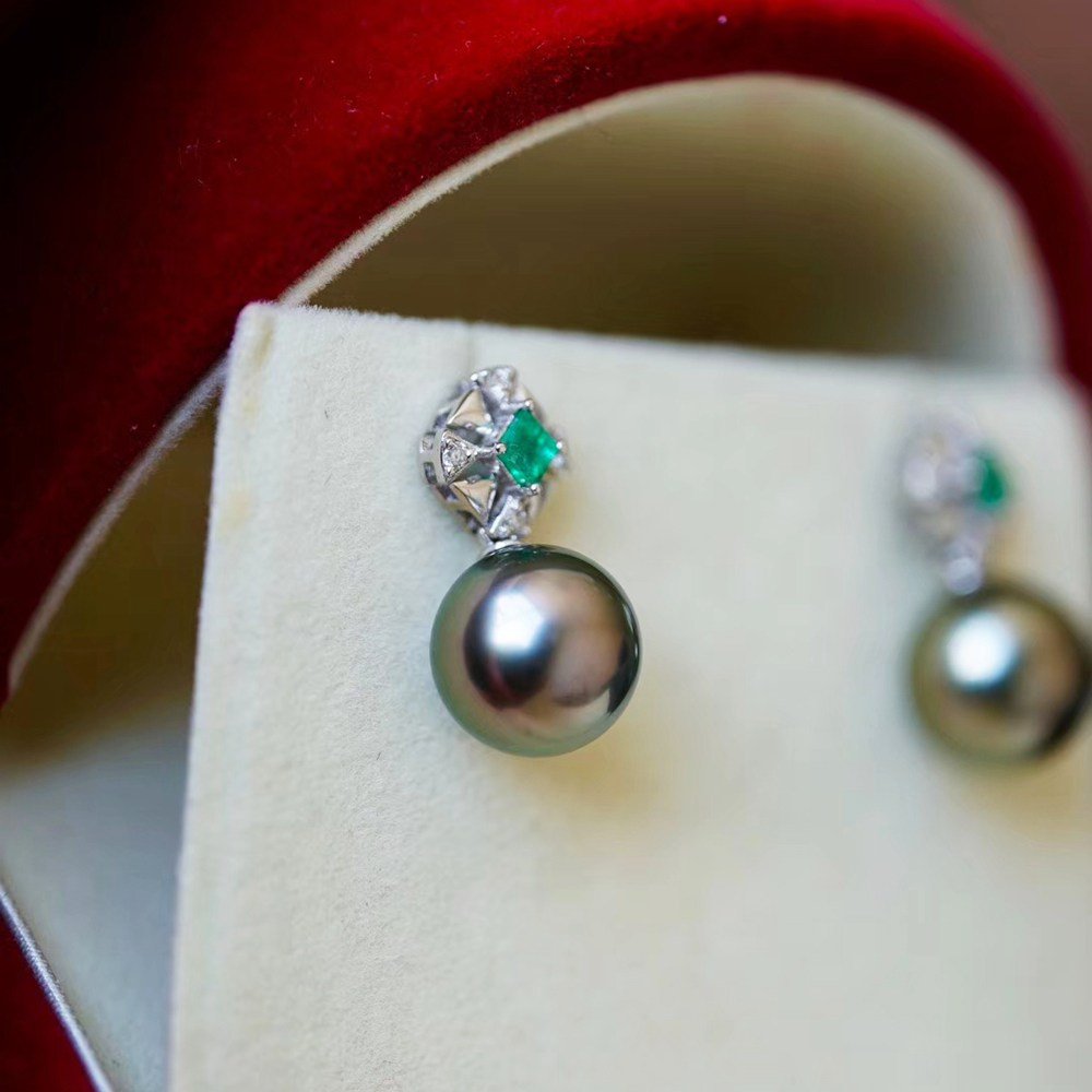 9-9.5mm Natural Tahitian Stud Earrings 18k Gold Diamond: 9-9.5mm Natural Tahitian Stud Earrings 18k Gold Diamond InlayMaterial Tahitian Seawater PearlOther materials 18k gold diamond emeraldSize naked beads about 9-9.5mmColor Malachite GreenClarity glare, b