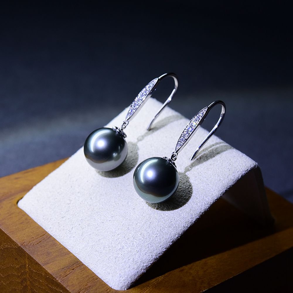 9-10mm Tahitian Seawater Black Pearl Earrings 18K Yello: 9-10mm Tahitian Seawater Black Pearl Earrings 18K Yellow GoldMaterial Natural primary color black pearl, 18K white gold, zirconSize about 9-10mm in diameterColour: BlackClarity, perfect light, almost 