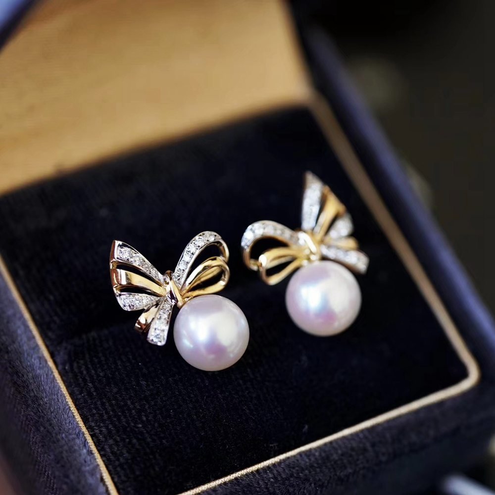 7-7.5mm Japanese akoya pearl stud earrings in 18k gold: 7-7.5mm Japanese akoya pearl stud earrings in 18k goldBody Material Japan AKOYA Seawater PearlOther materials 18K goldSize about 7-7.5mm in diameterColor white powderClarity almost flawlessEarringsOri
