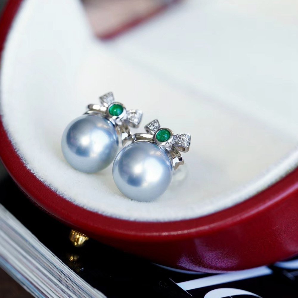 9-10mm Tahitian Temperament Grey Stud Earrings 18k Gold: 9-10mm Tahitian Temperament Grey Stud Earrings 18k Gold InlayMaterial Tahitian Seawater PearlOther materials 18k gold diamond emeraldSize naked beads about 9-10mmColor temperament grayClarityEarringsO