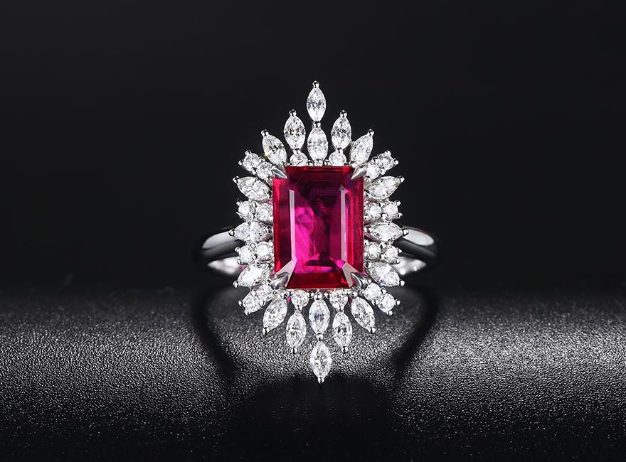 2.08ct ruby ring in 18K gold with diamonds: 2.08ct ruby ring in 18K gold with diamonds