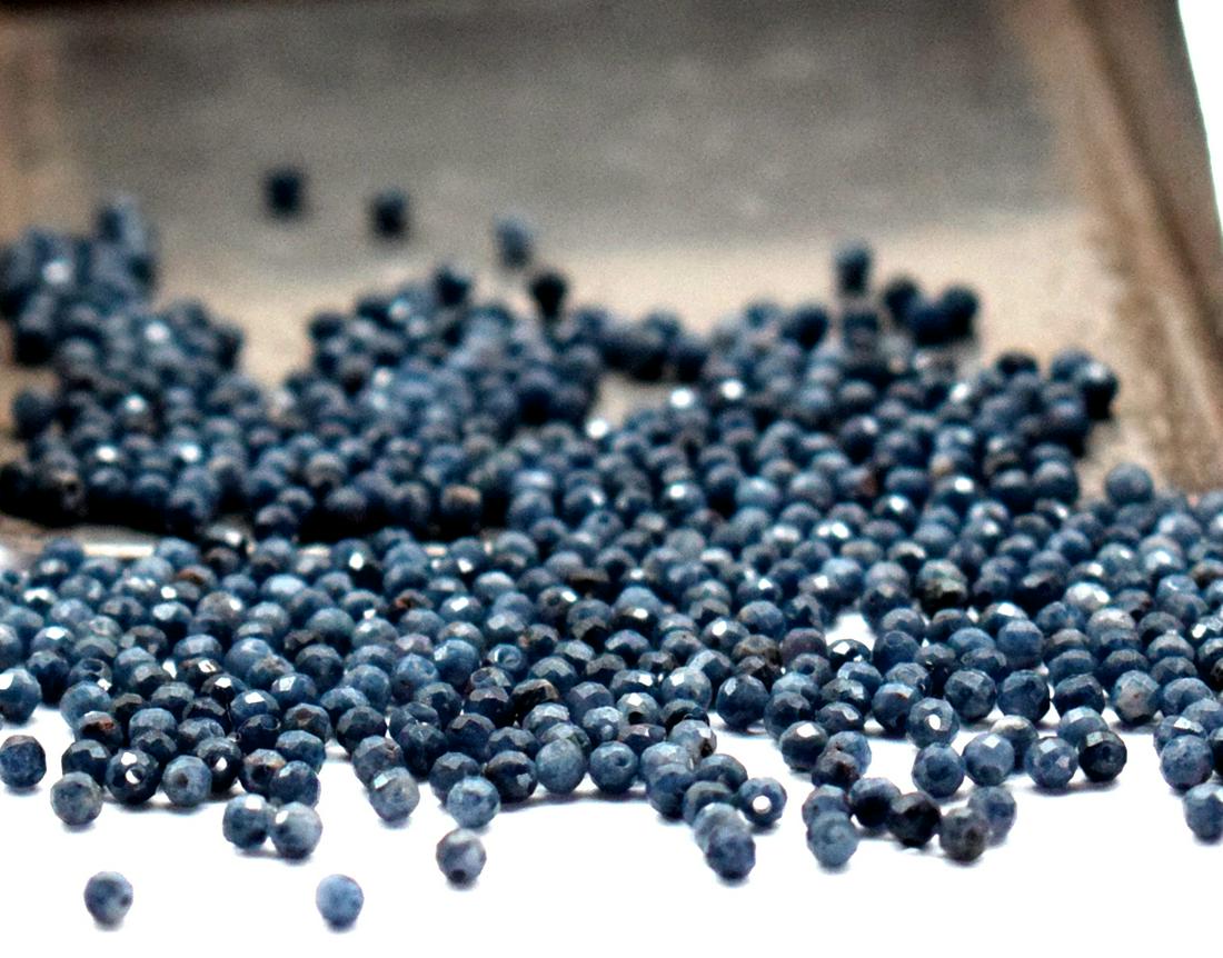500 PIECES BLUE SAPPHIRE - ROUND 2 mm - LOOSE (1 of 3)