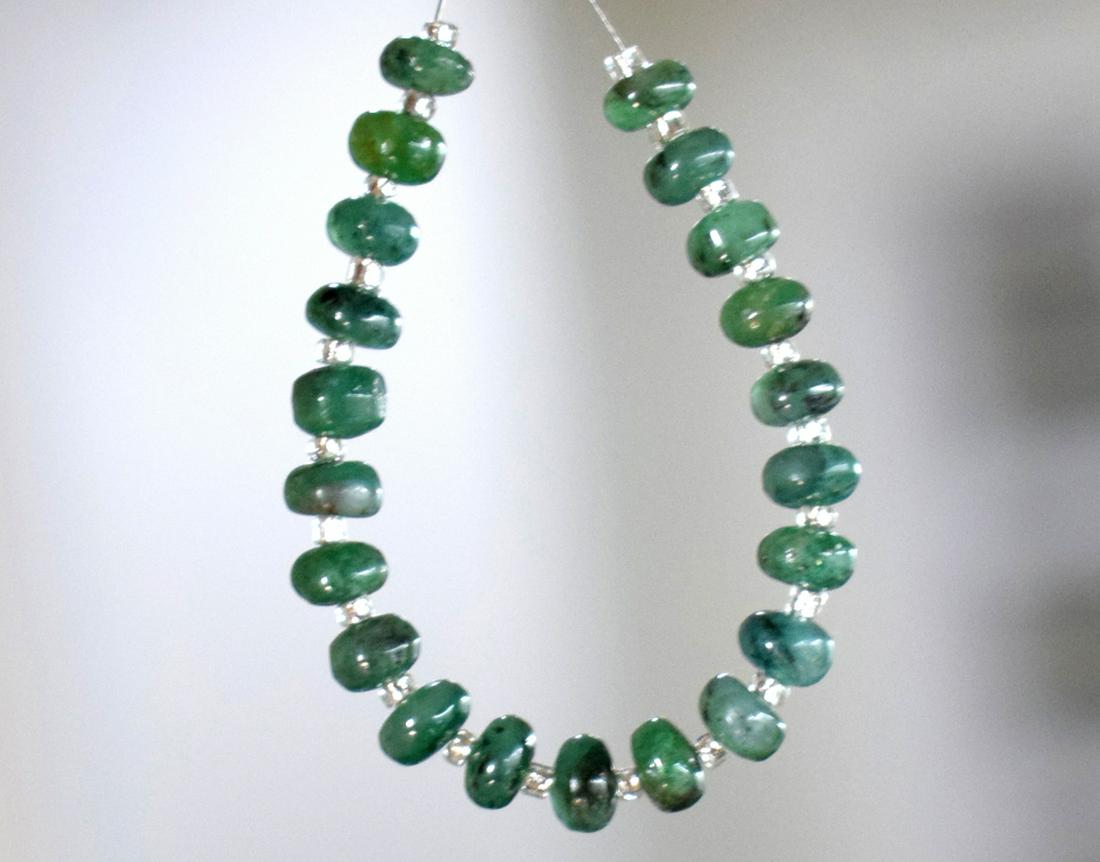 EMERALD - RONDELLE 4.5 mm - TASSEL: " TASSEL"- means the drilled pieces of gemstones are loosely attached with a wire , ideally you can use it to create of of a kind jewelry . STONE : NATURAL EARTH MINED FINE EMERALD PLAIN RONDELLE SHAP