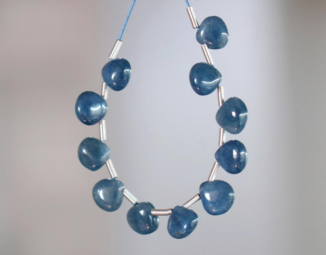 SAPPHIRE - HEART 5 - 6 mm - TASSEL: " TASSEL"- means the drilled pieces of gemstones are loosely attached with a wire , ideally you can use it to create of of a kind jewelry . STONE : NATURAL EARTH MINED FINE BLUE SAPPHIRE SMOOTH HEART 