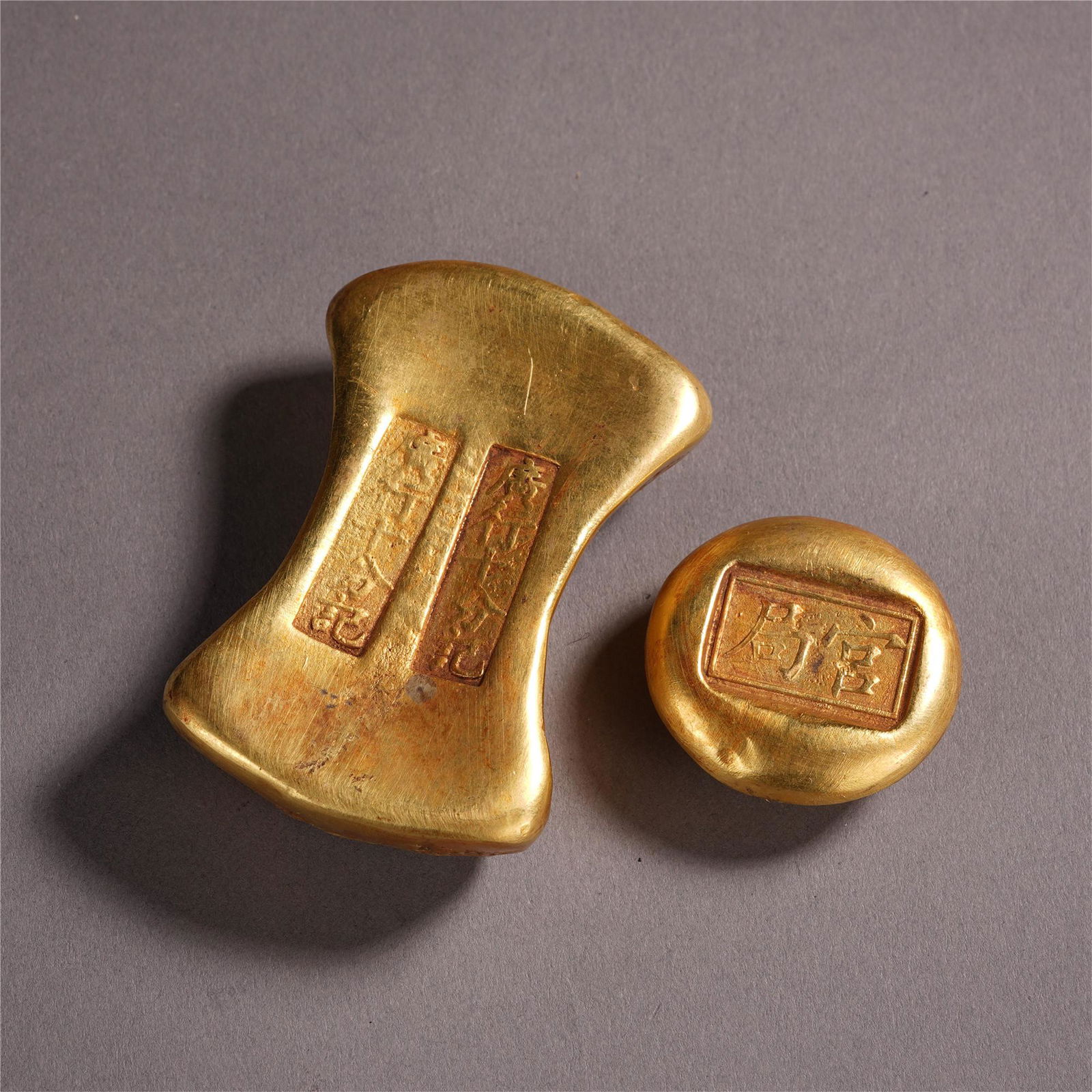 A PAIR OF CHINESE GOLD SYCEE INGOTS (1 of 13)
