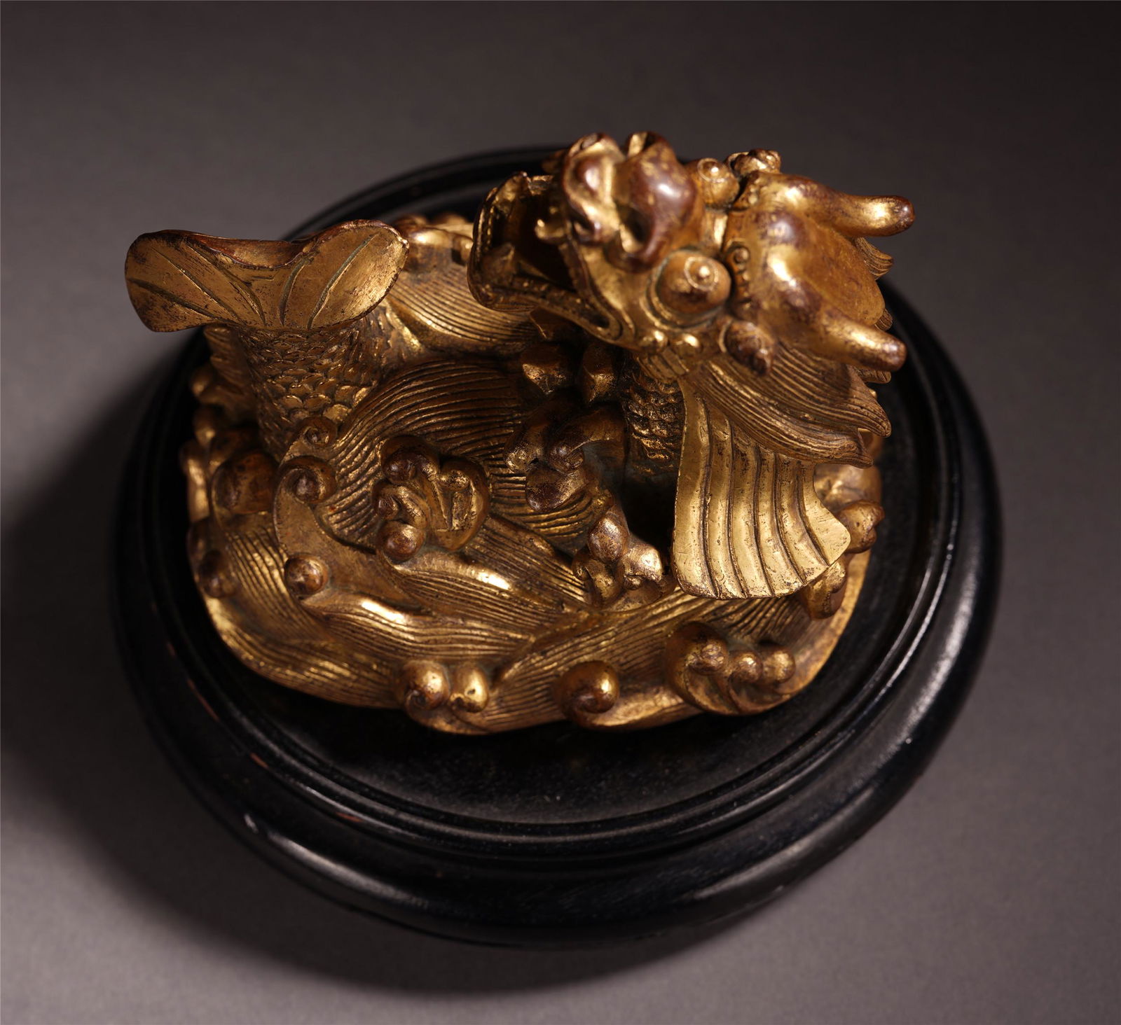 A CHINESE GILT BRONZE BEAST TABLE ITEM (1 of 11)