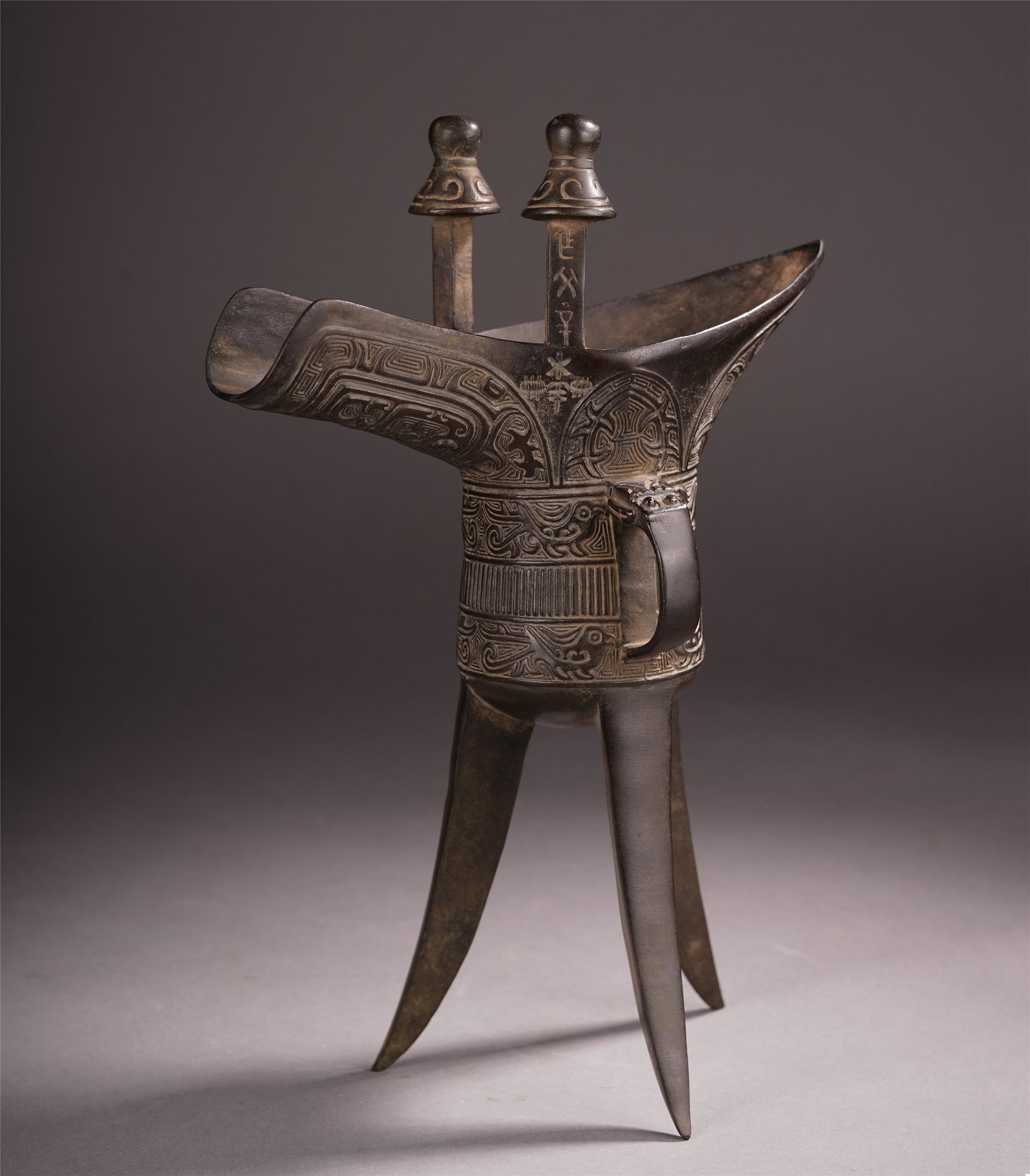 AN ANCIENT CHINESE RITUAL WINE VESSEL JUE SHANG DYNASTY: 22 cm by 9 cm by 31 cm. Weight 1688 gram. Shipping cost $30 to US 48 states and $100 for oversea International delivery. Local pickup at our office available but need pay in advance. Combined shipping