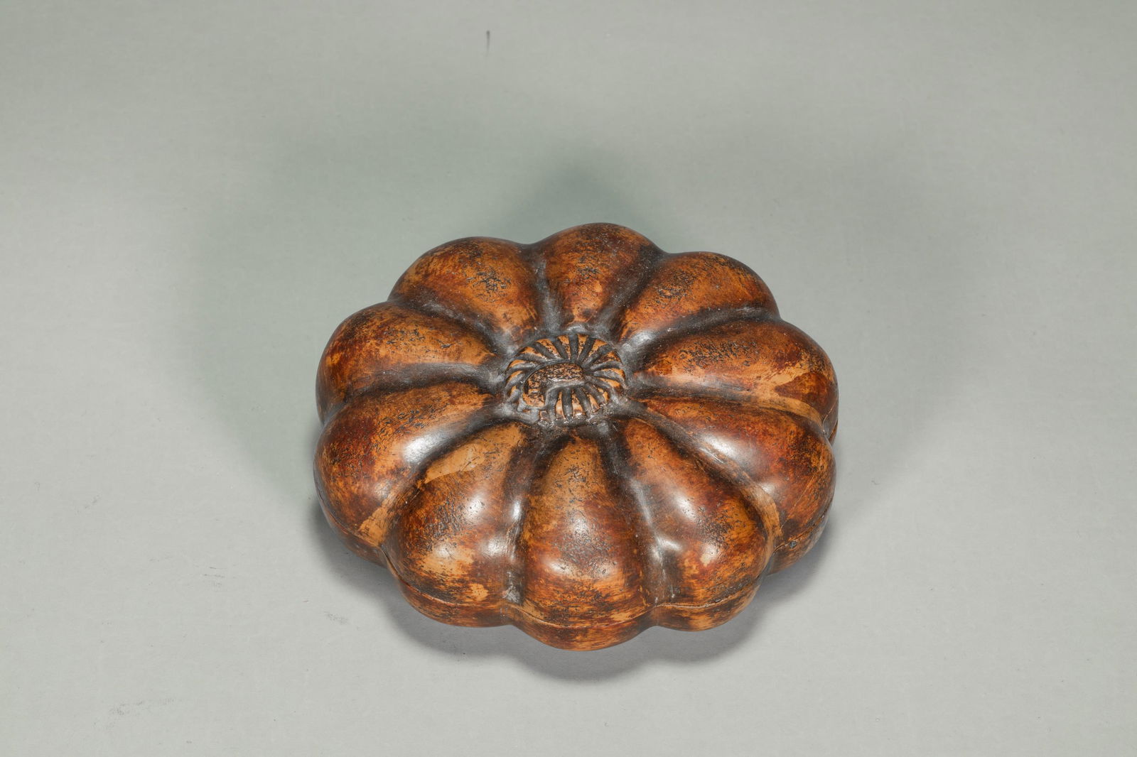 A CHINESE BAMBOO LIDDED ROUND BOX (1 of 8)