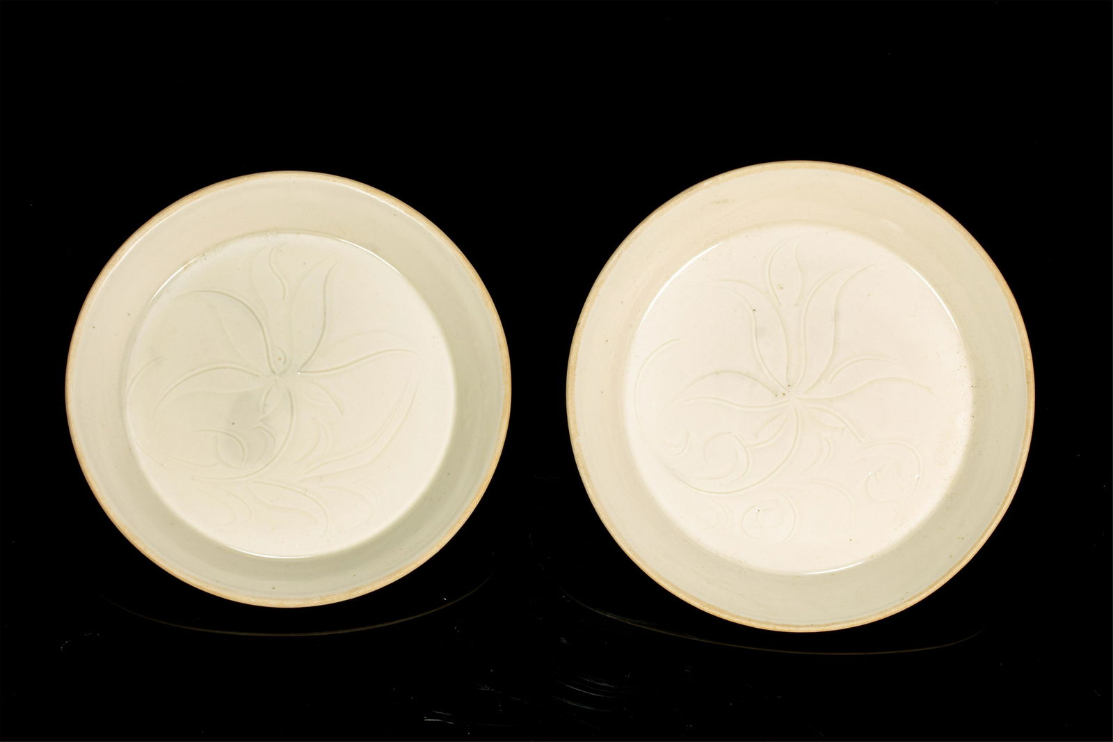 PAIR OF CHINESE PORCELAIN DINGYAO WHITE GLAZE PLATE (1 of 11)