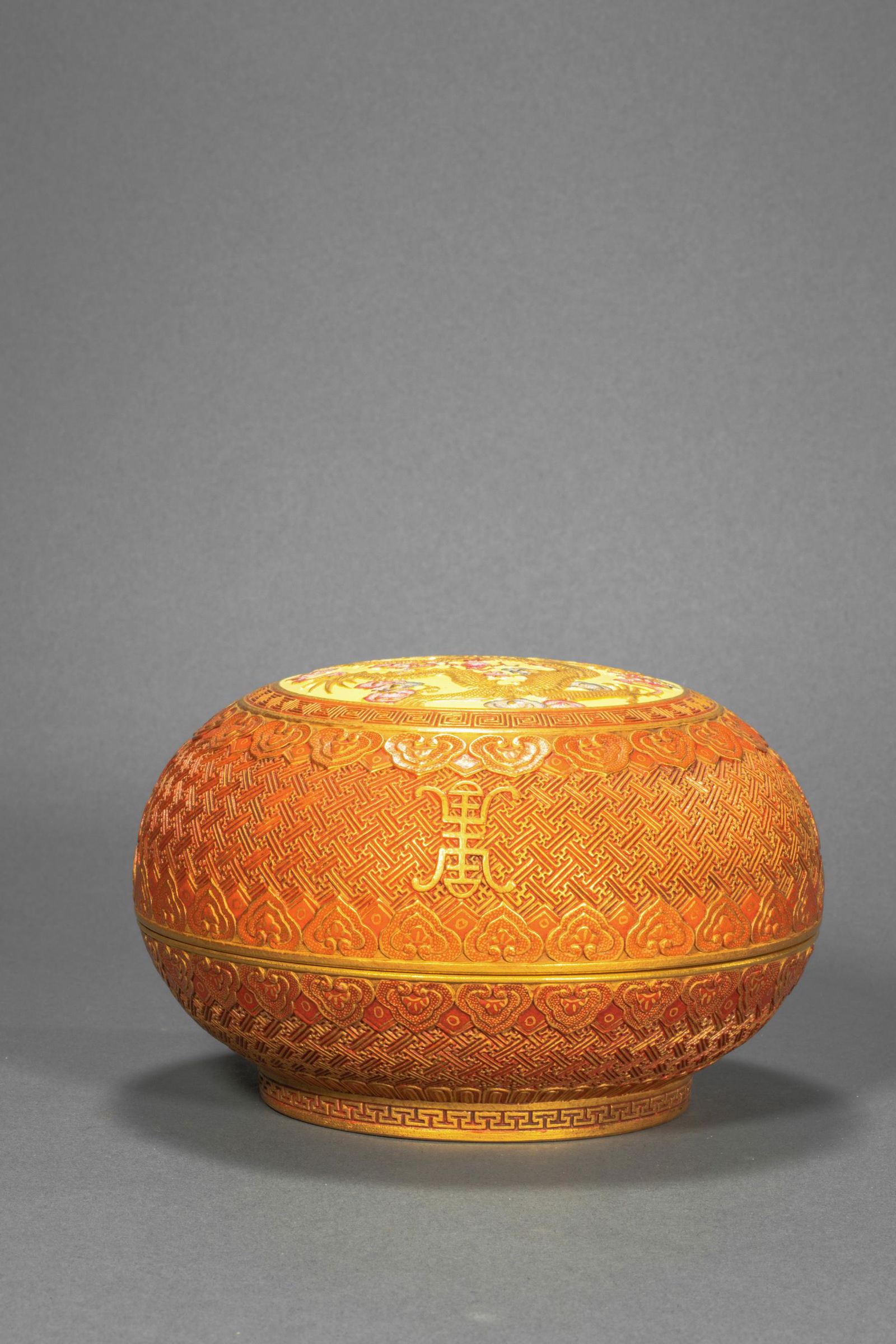 A CHINESE PORCELAIN FAMILLE ROSE LIDDED BOX (1 of 11)