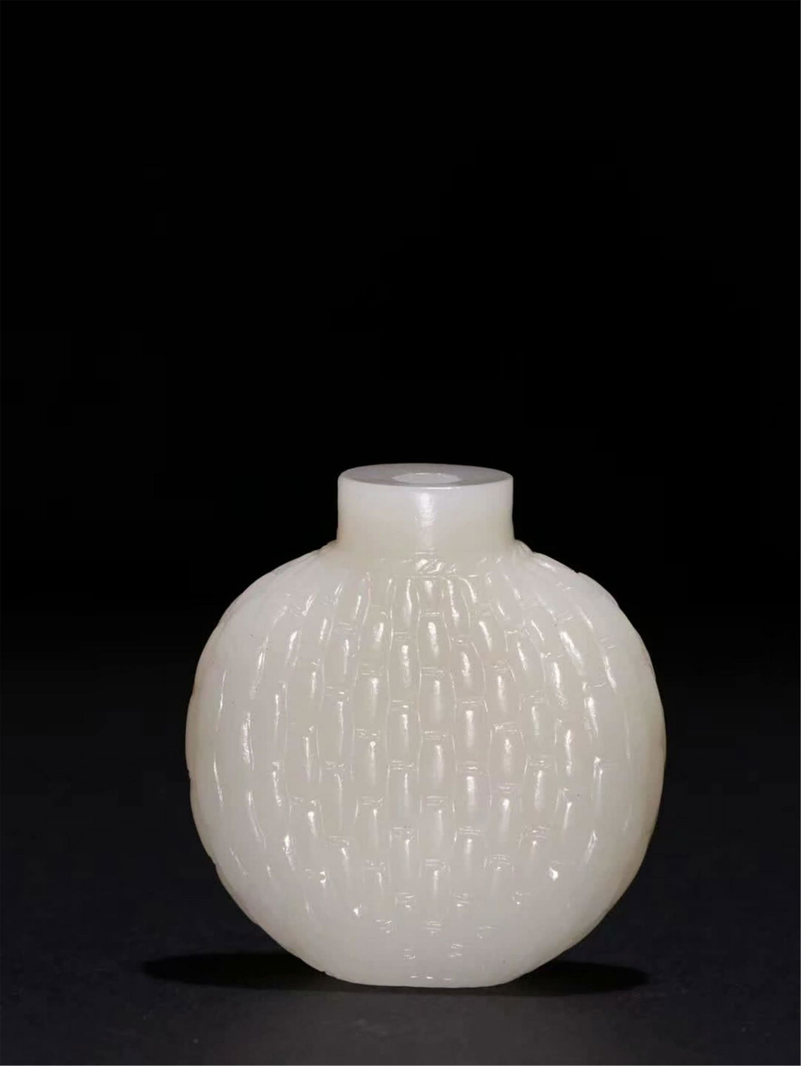 CHINESE WHITE JADE SNUFF BOTTLE (1 of 9)