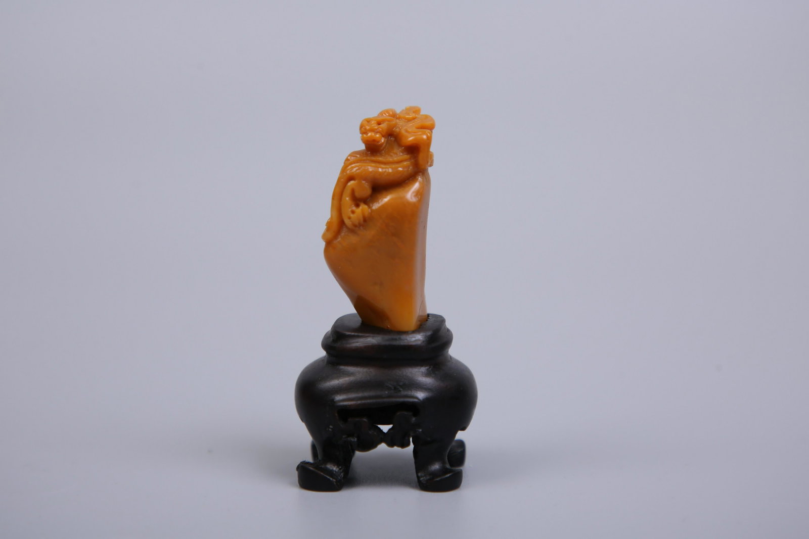 CHINESE SOAPSTONE TIANHUANG SCHOLAR ROCK: CHINESE SOAPSTONE TIANHUANG SCHOLAR ROCK. Weight 15 gram. Shipping cost $30 to US 48 states and $100 for oversea International delivery. Local pickup at our office available but need pay in advance. C