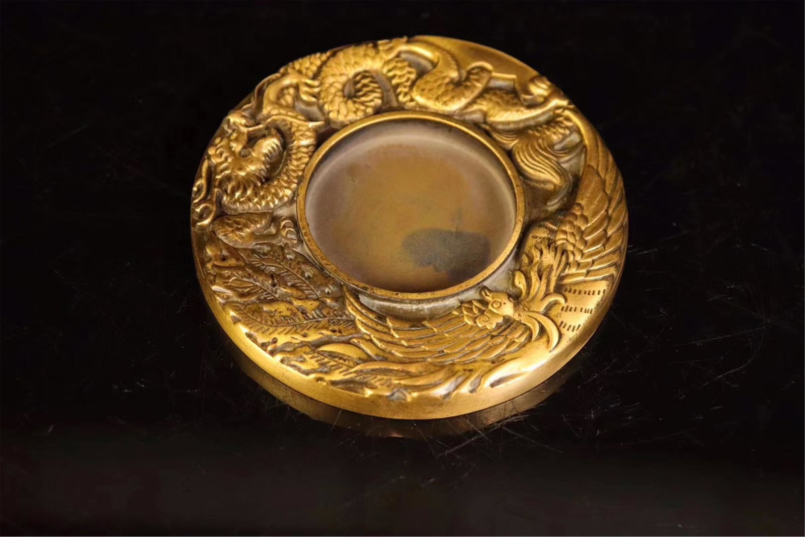 CHINESE BRONZE DRAGON PHOENIX SCHOLAR INKSTONE: CHINESE BRONZE DRAGON PHOENIX SCHOLAR INKSTONE. W.9 cm Weight 317 gram.. Shipping cost $30 to US 48 states and $100 for oversea International delivery. Local pickup at our office available but need pa