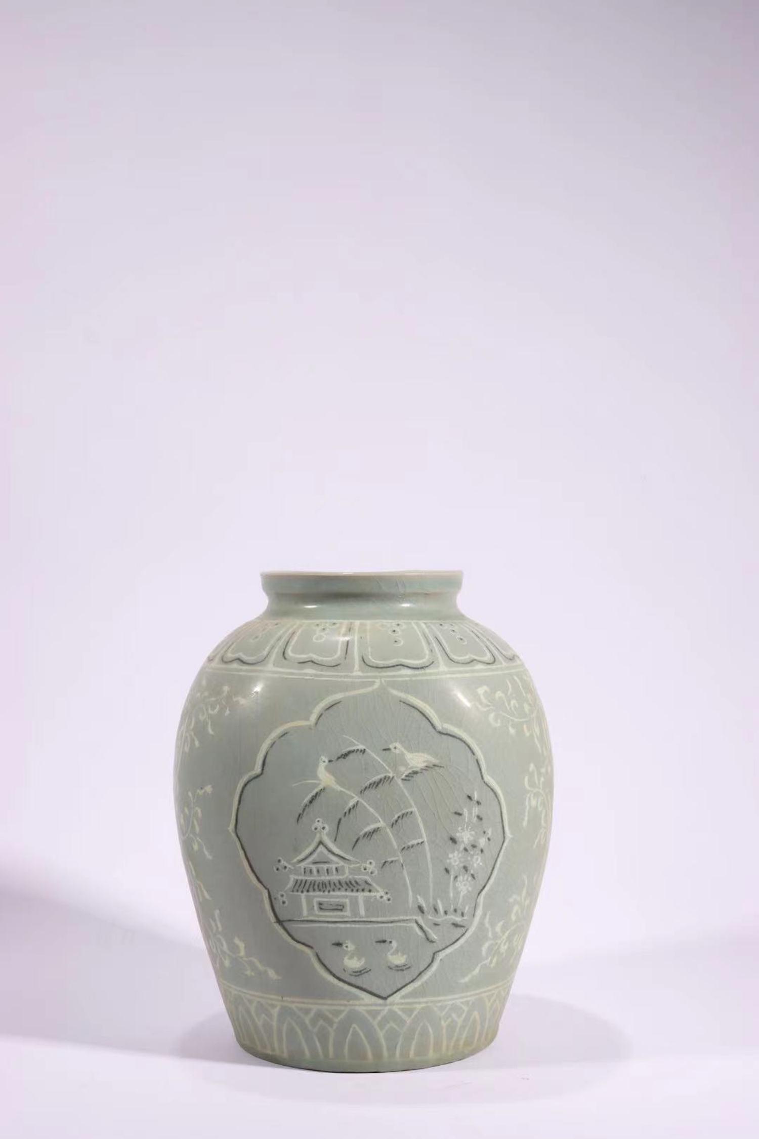 KOREAN PORCELAIN CELADON GLAZE JAR (1 of 7)