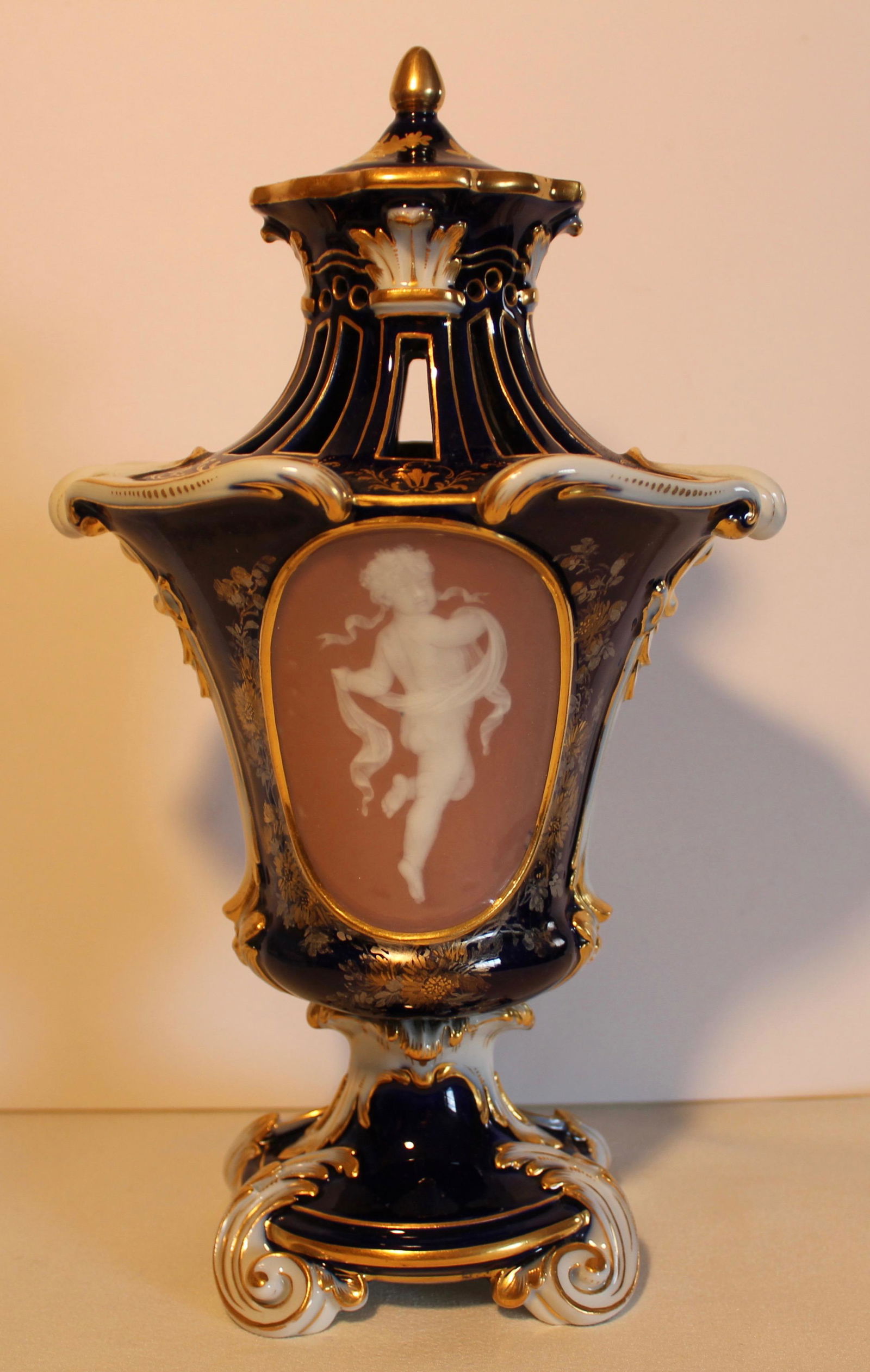 Fine Meissen Double Portrait Pate sur Pate Vase (1 of 10)