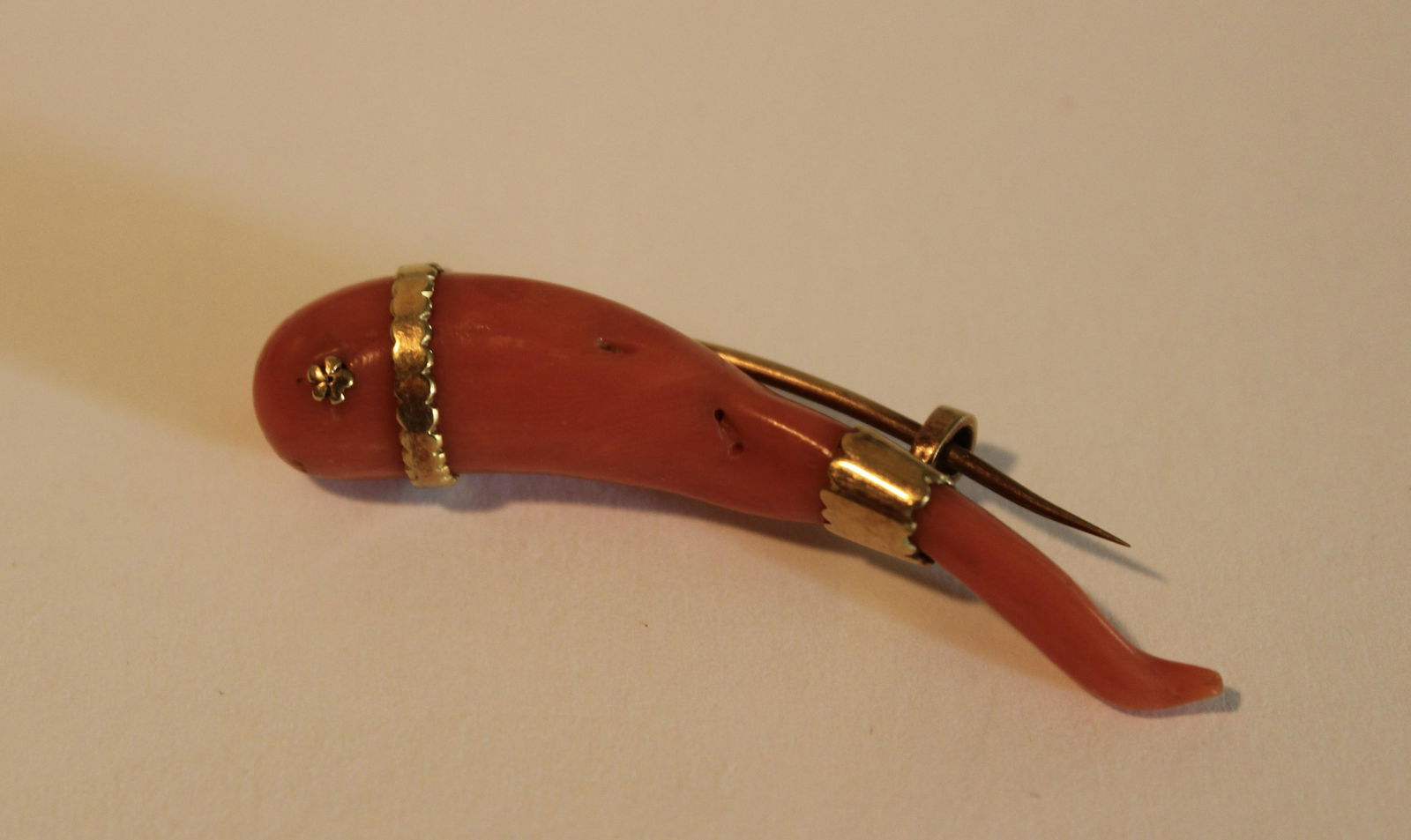 ANTIQUE 18K CORAL BROOCH (1 of 2)