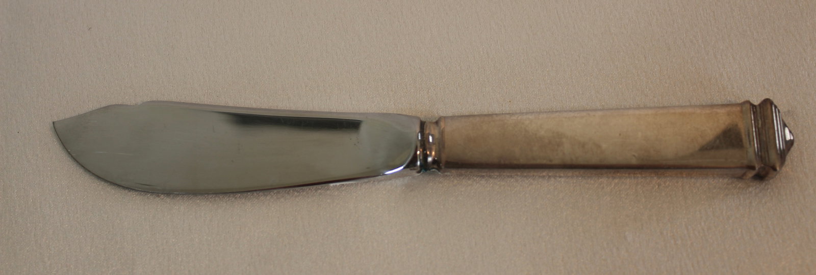 TIFFANY STERLING SILVER HAMPTON SERVING CHEESE KNIFE: Tiffany & Co. sterling silver Hampton flatware pattern cheese knife. No monogram. 6.75 inches tall.