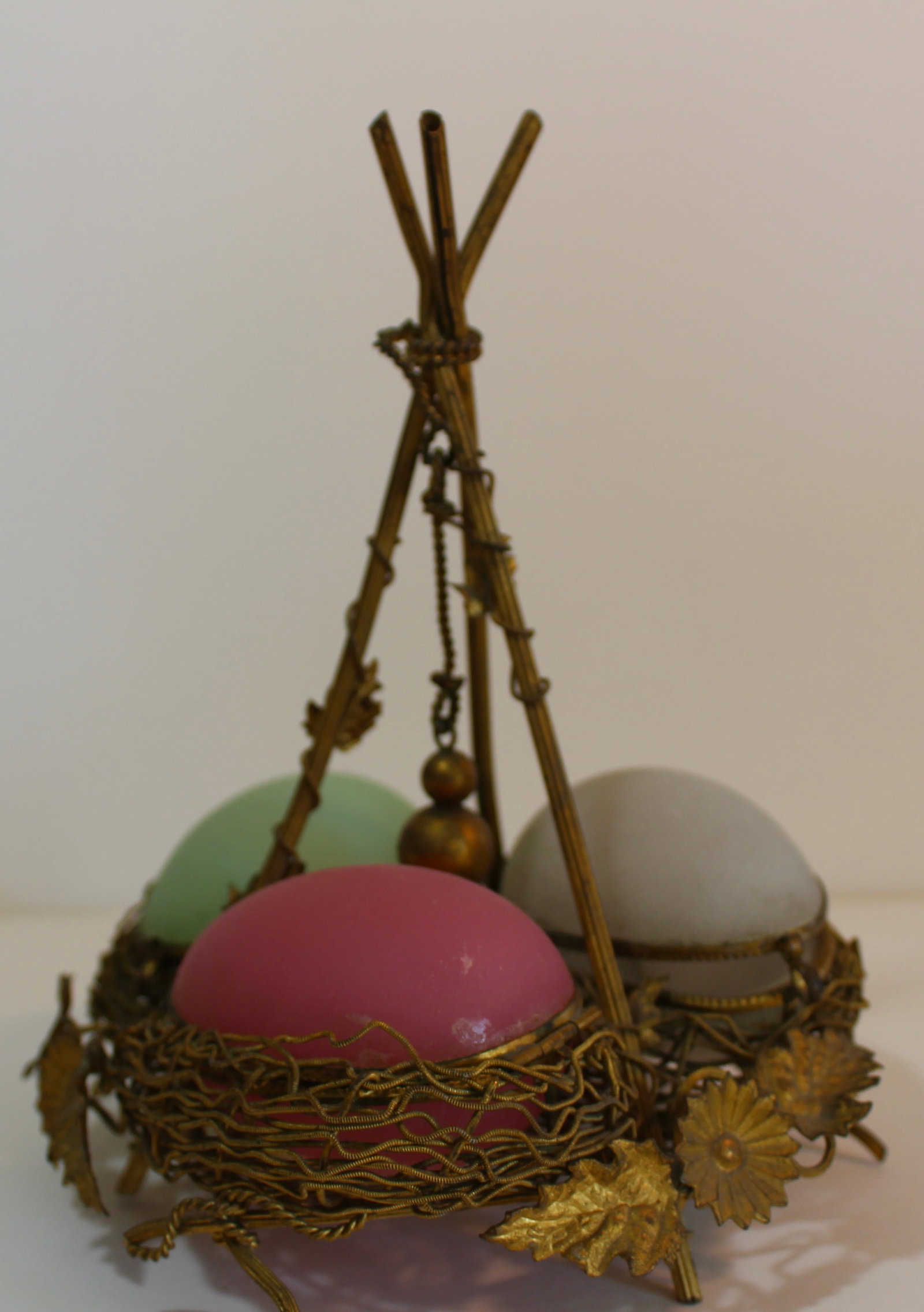 RARE VICTORIAN OPALINE GLASS BIRDS NEST (1 of 5)